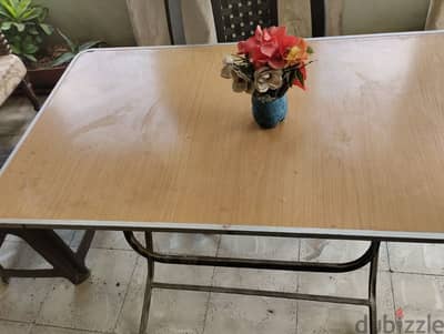 ترابيزه كبيره سهله الحركه تفتح وتغلق للمساحه