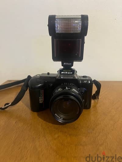 كاميرا نيكون Nikon F-401 Quartz Date AF وعدسة AF Nikkor وفلاش SB-20
