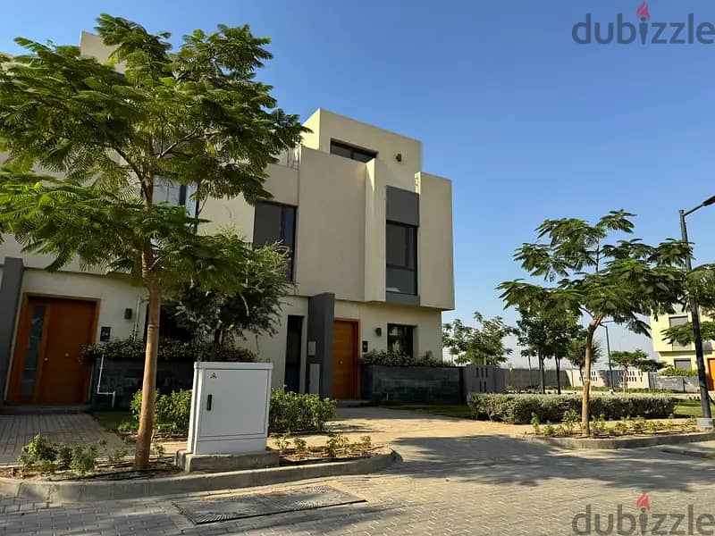 Town House 245 m للبيع بسعر حصري اوبن فيو في البروج Al Burouj 8