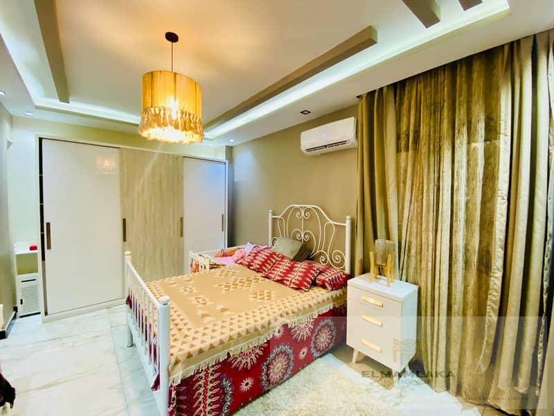 For sale: an opportunity apartment in Sheikh Zayed, next to Beverly Hills and the Al Ahly Club. It's a raised ground floor with a private entrance 6