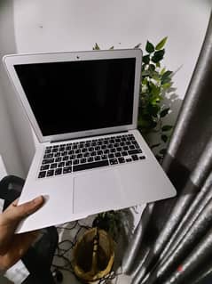 MacBook Air 13 inch لم يستخدم كثيراً