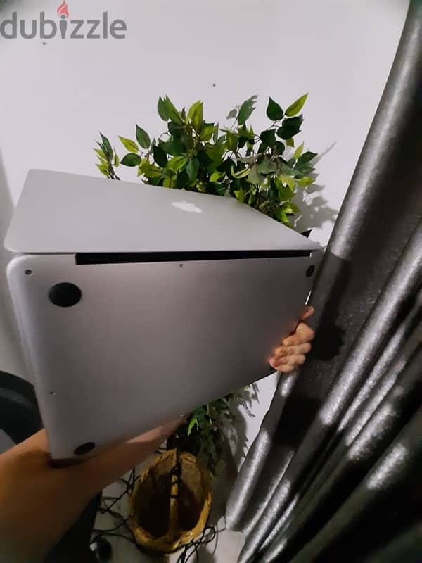 MacBook Air 13 inch لم يستخدم كثيراً 1