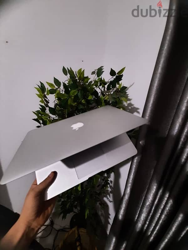 MacBook Air 13 inch لم يستخدم كثيراً 3