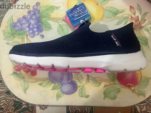 Talla 39,5, zapatillas Skechers originales importadas a los Emiratos Árabes Unidos