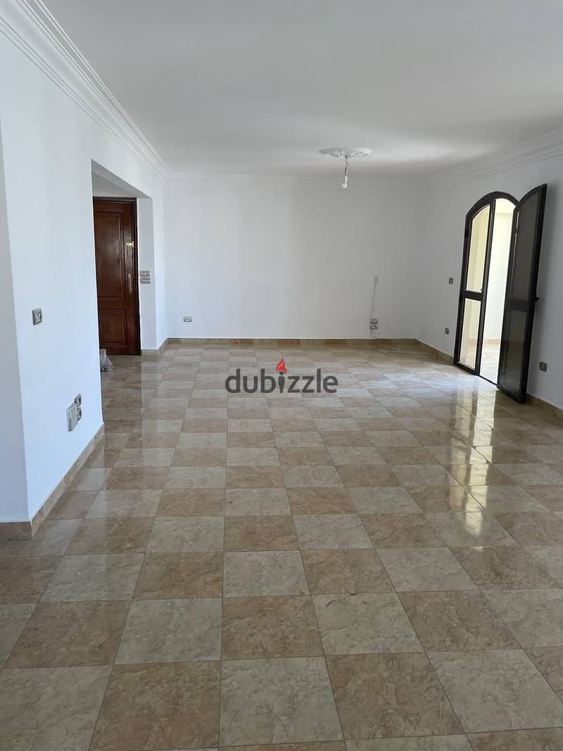 Penthouse for sale in Zizinia Compound 5