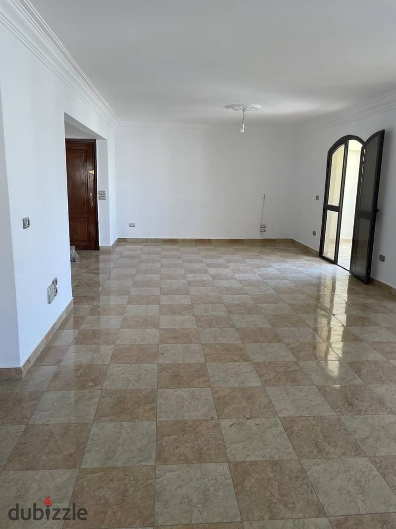 Penthouse for sale in Zizinia Compound 3