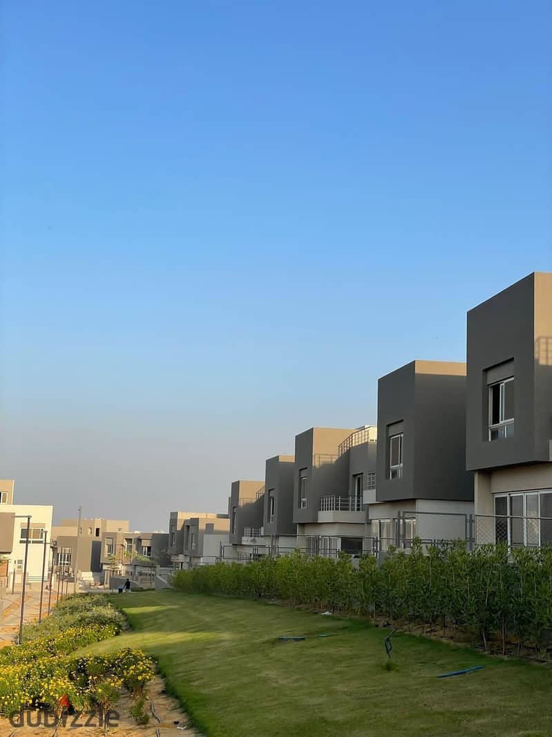 Receive immediately a twin house of 393 sqm in the heart of Sheikh Zayed, near Al Rabwa and Al Ahly Club. 5