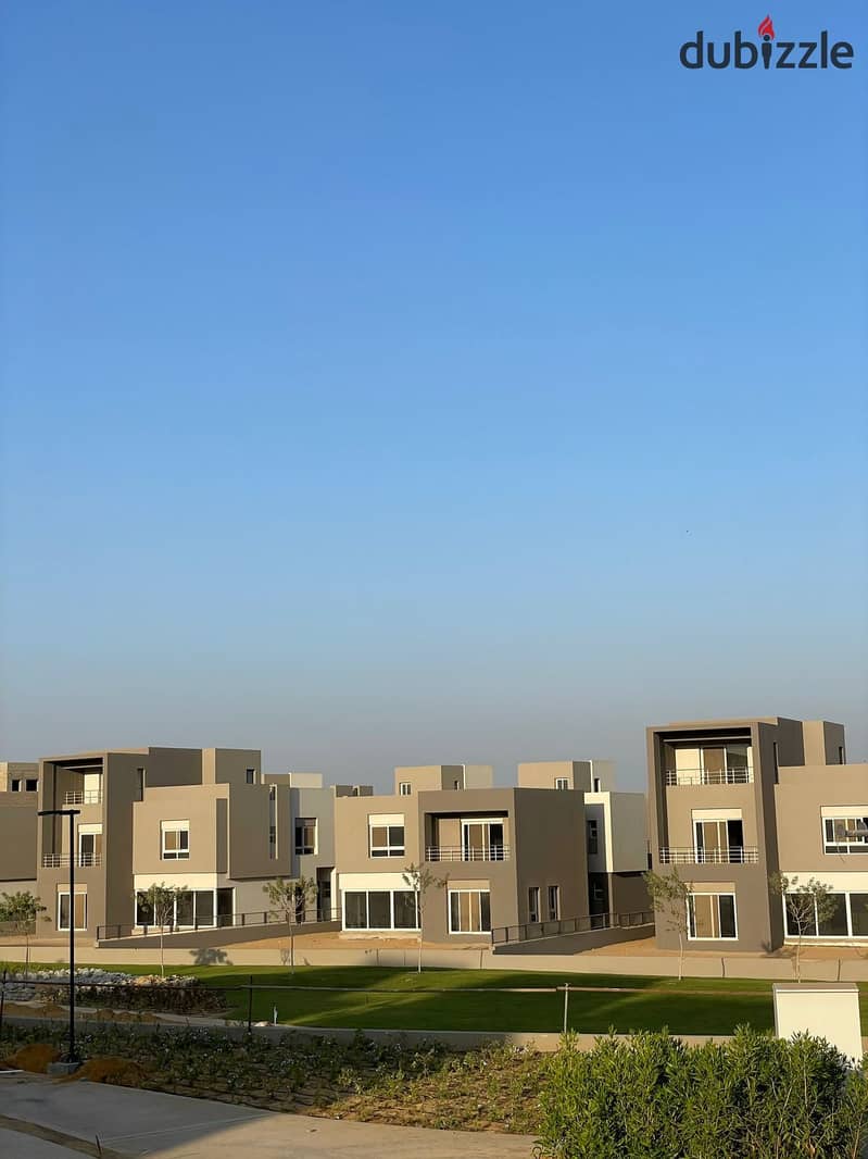 Receive immediately a twin house of 393 sqm in the heart of Sheikh Zayed, near Al Rabwa and Al Ahly Club. 12