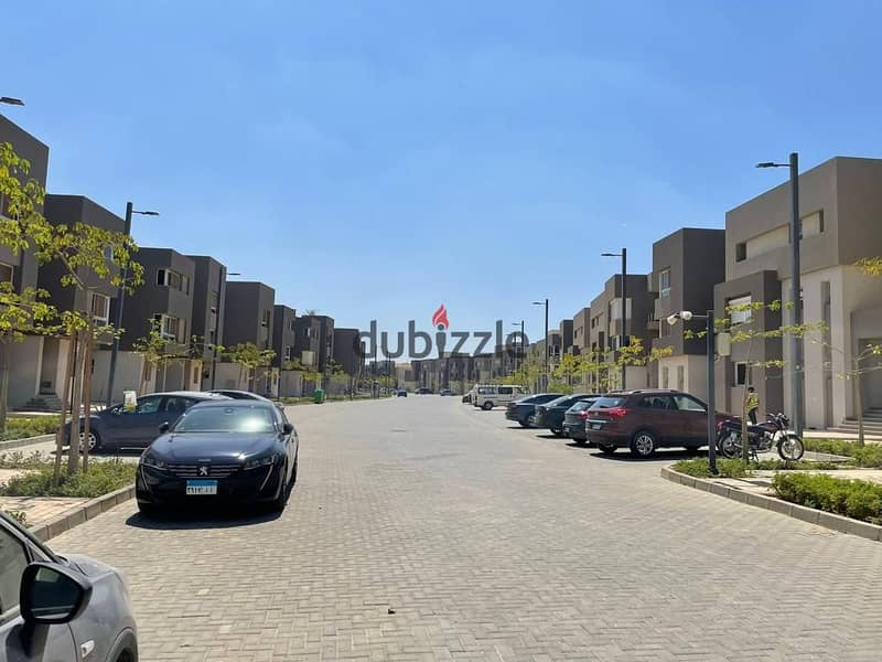 Receive immediately a twin house of 393 sqm in the heart of Sheikh Zayed, near Al Rabwa and Al Ahly Club. 27