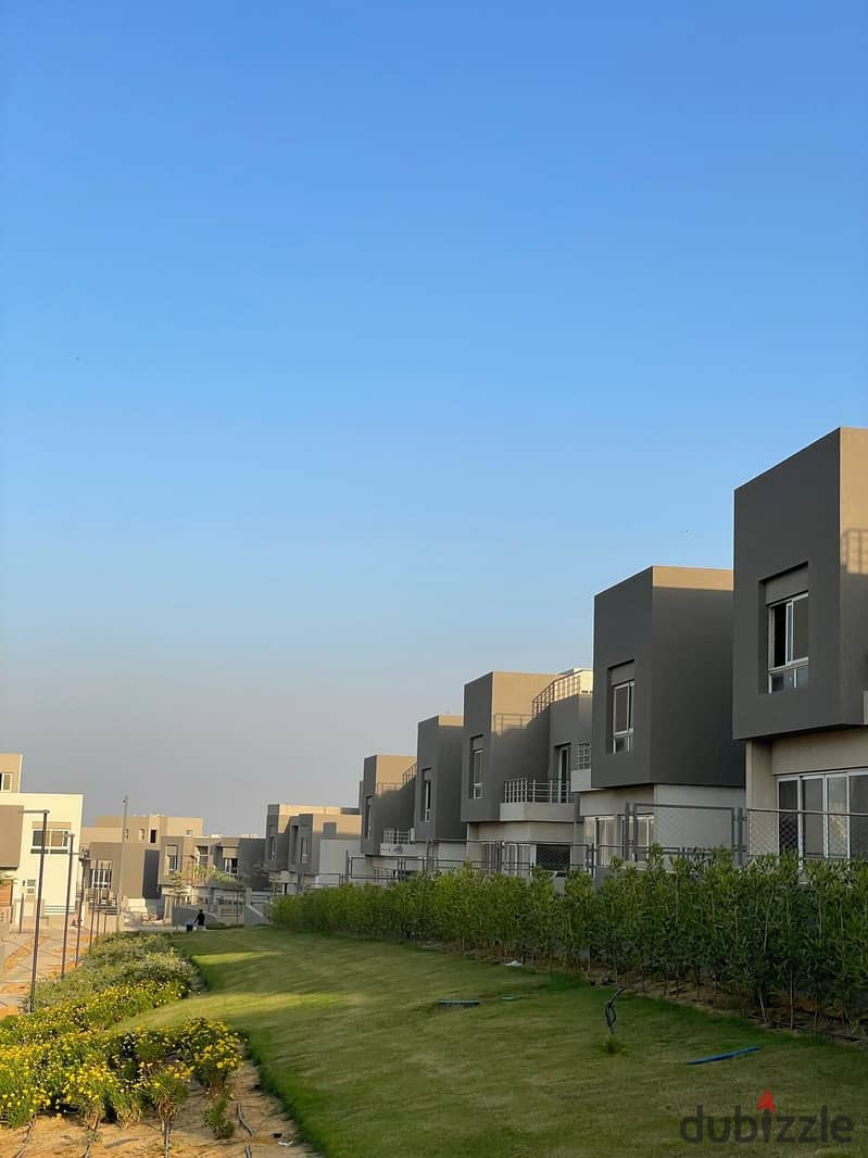 Receive immediately a twin house of 393 sqm in the heart of Sheikh Zayed, near Al Rabwa and Al Ahly Club. 41