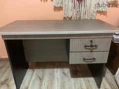 grey desk as good as new مكتب رماضي في حاله ممتازه