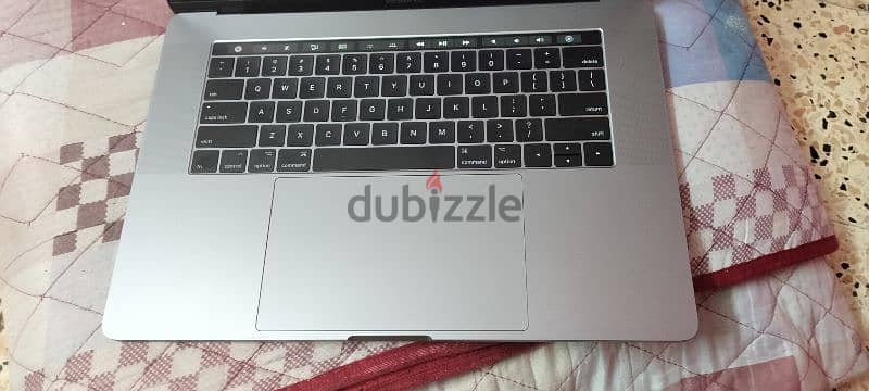 MacBook Pro 2017 15 inch Hard 512 SSD Touch Bar 4