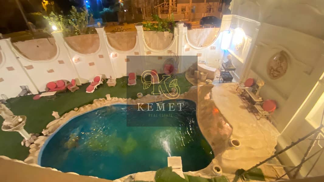 Luxurious palace in West Golf Compound, land area 900 m and 600 m garden 2500, buildings with 3 entrances, 2 swimming pools, 5 floors, elevator, panor 1