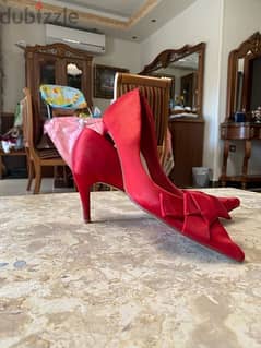 Women red heels size 39 - جزمة حريمي حمراء مقاس ٣٩