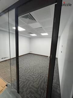 Finished office for rent, administrative headquarters, 230 square meters, in Sheikh Zayed, next to Seoudi Market, inside the mall on the main street