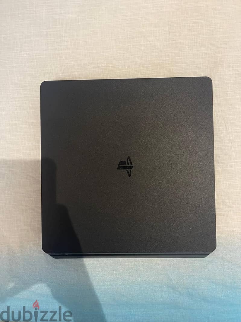 Playstation 4 PS4 1 TB بليستسشن وذراعين صليين و ست ألعاب 3