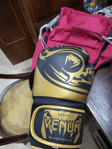 Venum boxing gloves 4