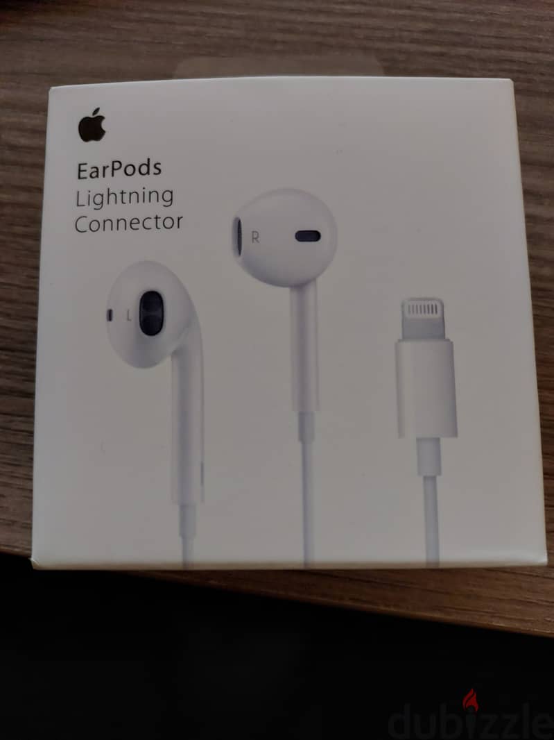 Apple Earpods lighting connector 0