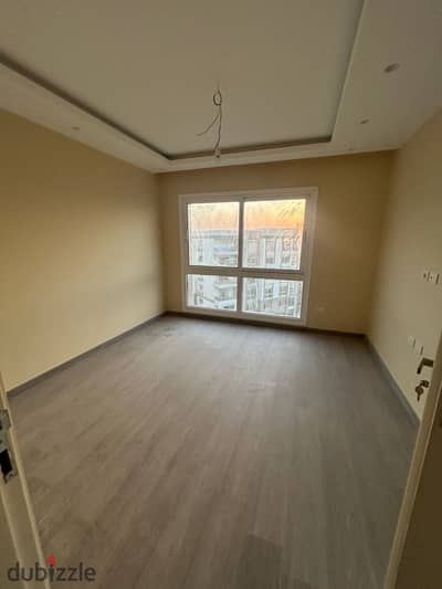 semi furnished Apartment 3rooms rent Compound Hyde Park New Cairo