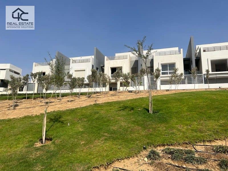 with the old price for quick sale, own a townhouse ready to move and inspect in a prime location in the heart of New Cairo 11