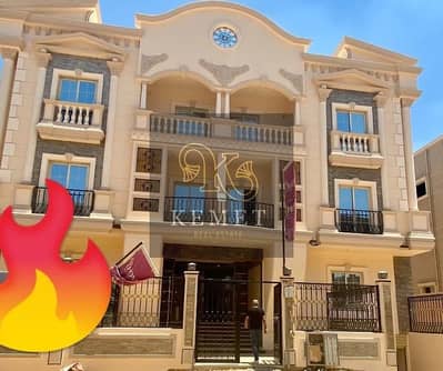 Apartment 235 m in Qarnful Villas, second floor, left of the facade. The price includes a garage share and a maintenance deposit.