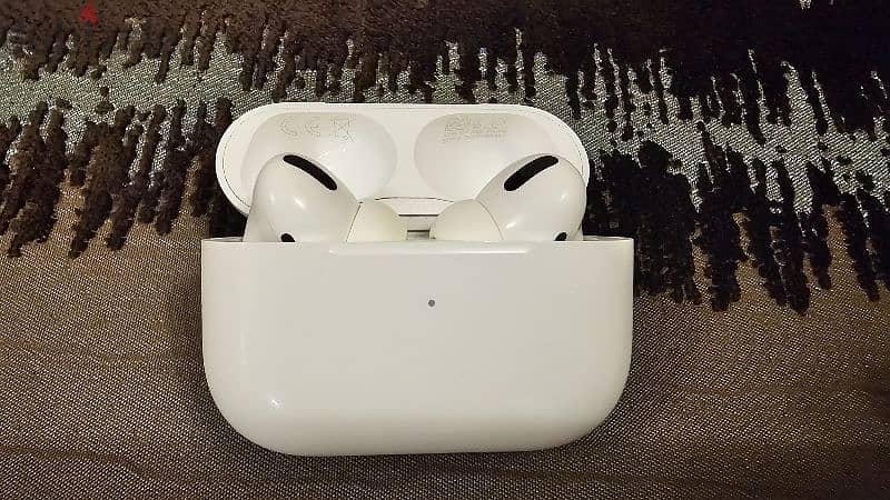 Apple Airpods Pro 1st Generation with Wireless Charging 4