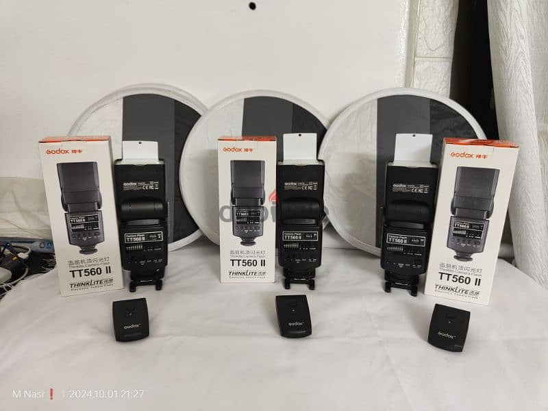 3 Godox TT560ii used like new + 3 flash disk + 2 chargers, 8 Batteries 0