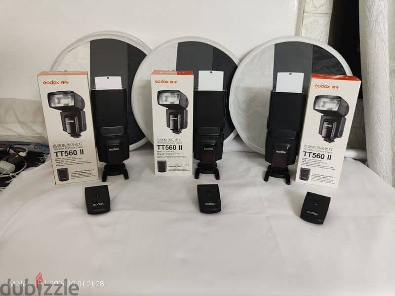 3 Godox TT560ii used like new + 3 flash disk + 2 chargers, 8 Batteries 1