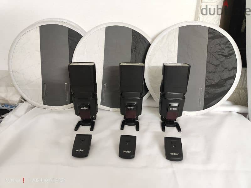 3 Godox TT560ii used like new + 3 flash disk + 2 chargers, 8 Batteries 4