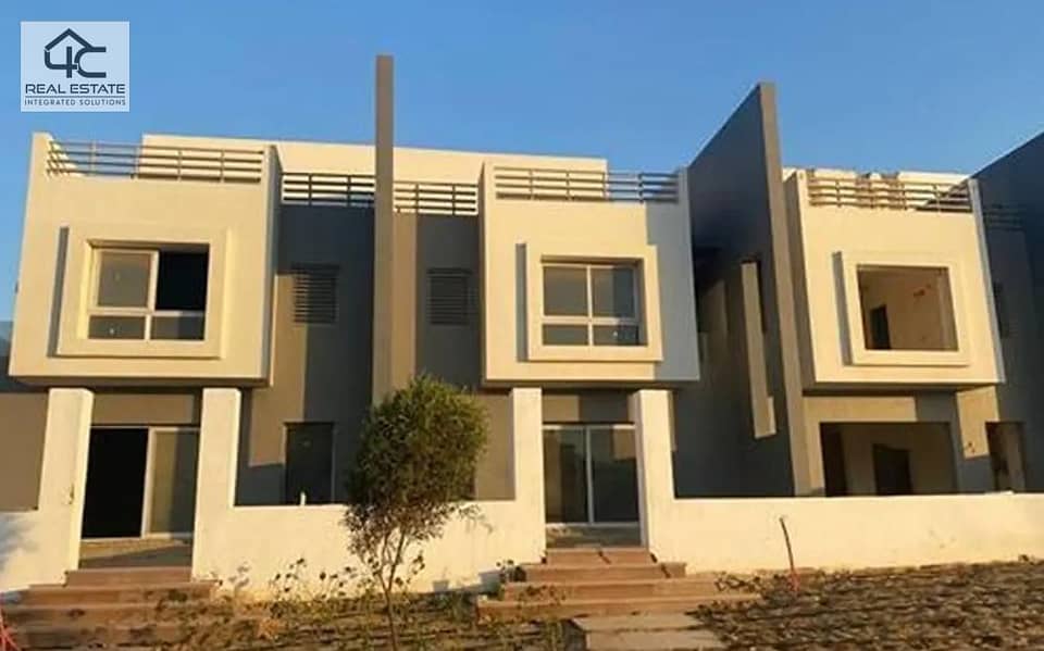 Townhouse ready to move fully finishing ultra super luxe modern with kitchen and air conditioners at a special price for quick sale in Hyde Park Compo 7