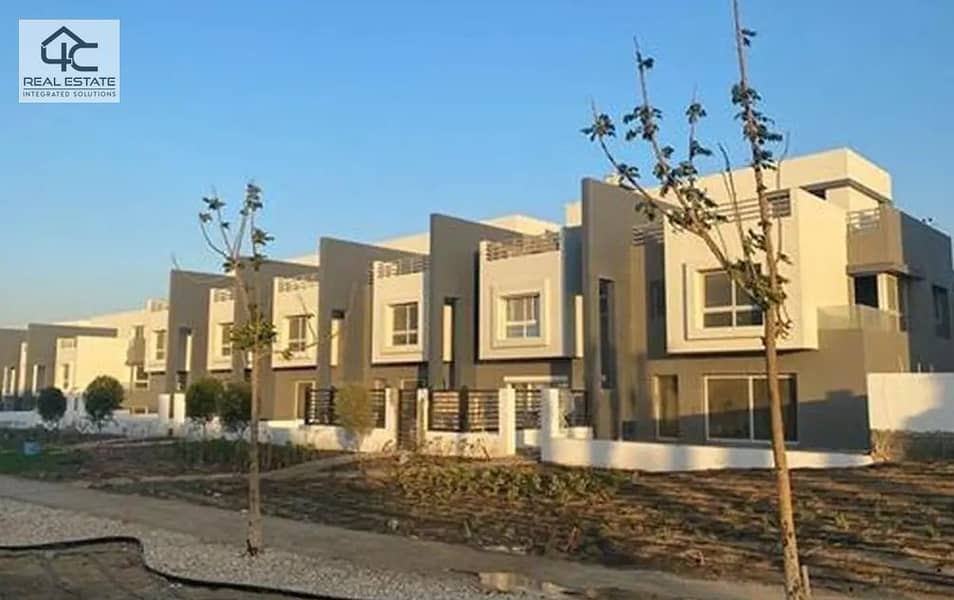 Townhouse ready to move fully finishing ultra super luxe modern with kitchen and air conditioners at a special price for quick sale in Hyde Park Compo 8