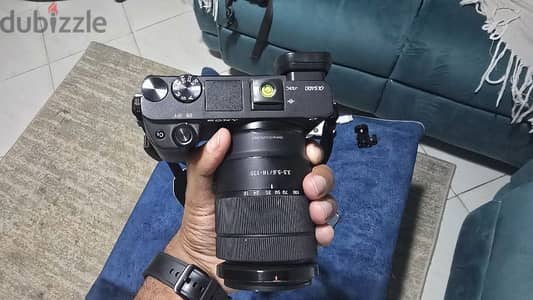 Sony A6400 مع عدسة 18-135mm وملحقات إضافية