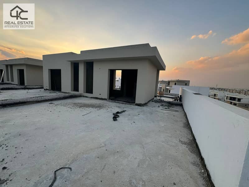 Town Corner 266 m Ready to move with down payment and installments with the largest landscape view in Hyde Park Compound 1