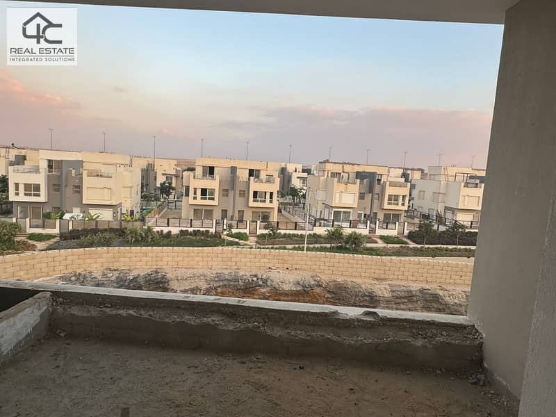 Town Corner 266 m Ready to move with down payment and installments with the largest landscape view in Hyde Park Compound 4