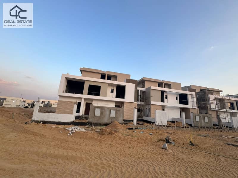 Town Corner 266 m Ready to move with down payment and installments with the largest landscape view in Hyde Park Compound 7