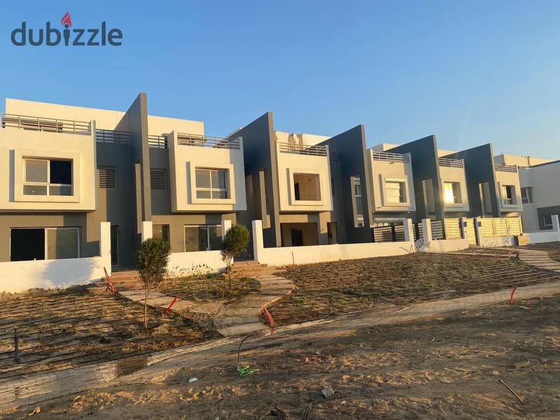 Townhouse middle 256M at Hyde Park for sale Fully Finished 4