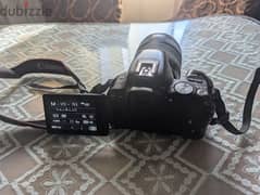 canon 200D معاها لينس 18-135 و العلبة و الشاحن