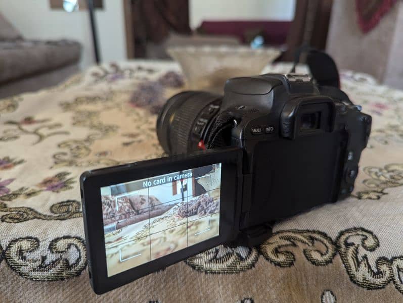 canon 200D معاها لينس 18-135 و العلبة و الشاحن 4