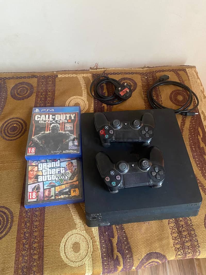 ps4 مستعمل بحالة ممتازه مع 2 دراع اصلي والعاب 0