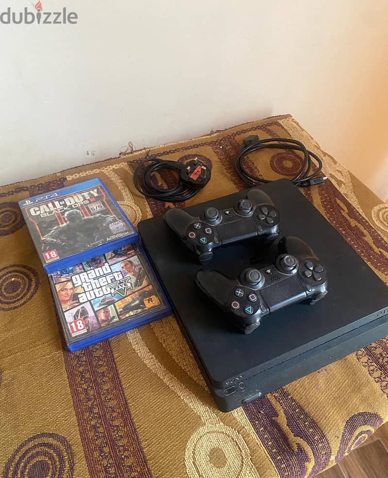 ps4 مستعمل بحالة ممتازه مع 2 دراع اصلي والعاب 3