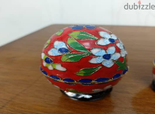 Old cloisonné eggs in good condition. 2