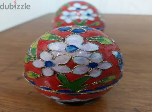 Old cloisonné eggs in good condition. 3