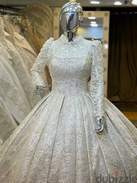 Wedding Dresses.   01005880206