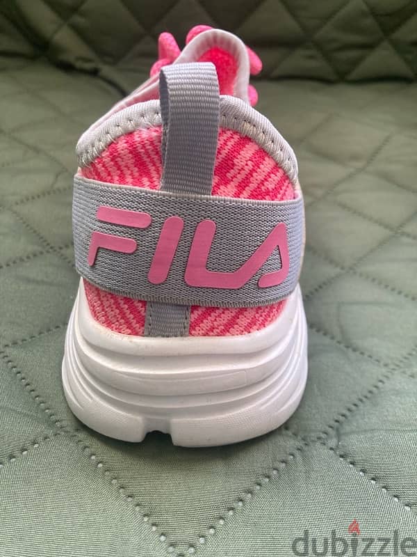 new original fila sneakers size 39 كوتشى فيلا الاصلى مقاس ٣٩ جديد 3