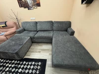 كنبة حرف L بحالة ممتازة من  Hub Furniture