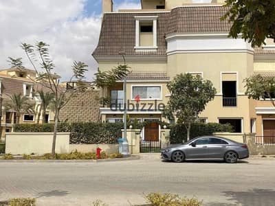 For sale, a townhouse villa with the largest garden, 204 m, in a villas only compound, next to Madinaty, on the Amal axis