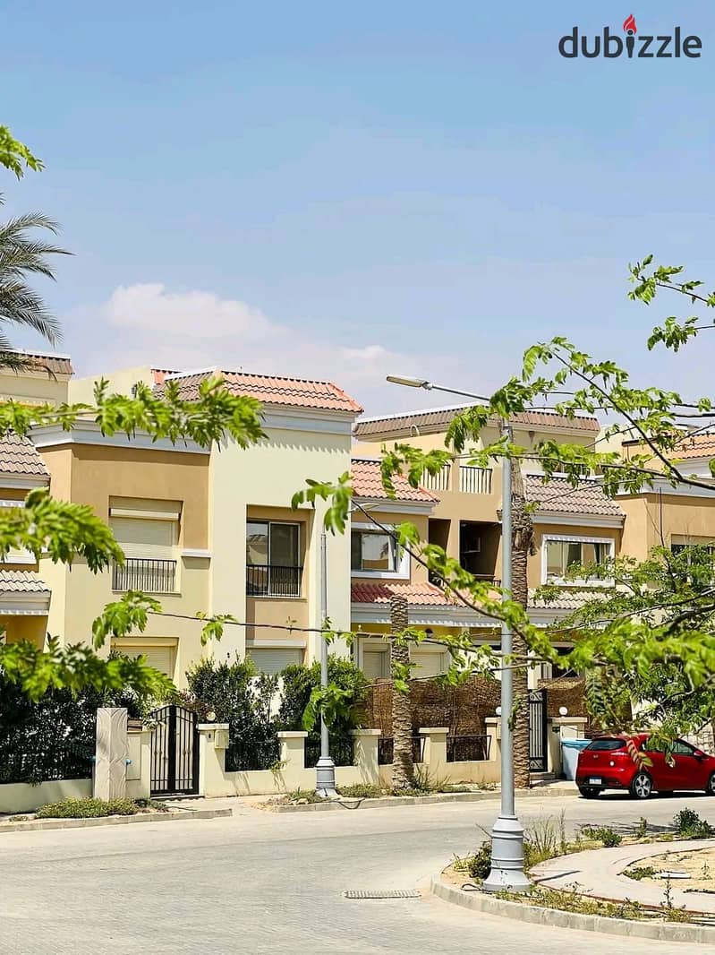 For sale, a townhouse villa with the largest garden, 204 m, in a villas only compound, next to Madinaty, on the Amal axis 1