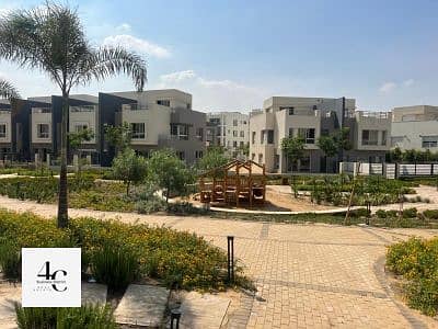 The lowest price for an amazing  townhouse in Hyde Park ready to move . Hurry up and buy. Area: 243 square meters. 2