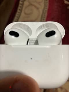 airpods 3 بحالة فوق الممتازة لسه فى الضمان