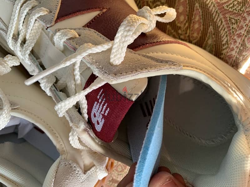 New Balance 327 trainers in off white and burgundy 1